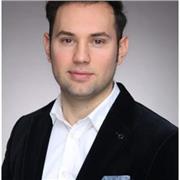 Mathe-Tutor, der Kinder aller Altersgruppen unterrichtet